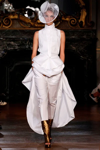 Look 30